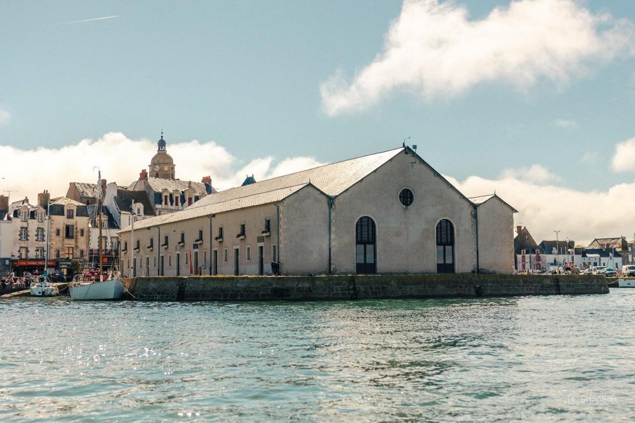 Вид на бывший рыбный рынок в порту Круазик