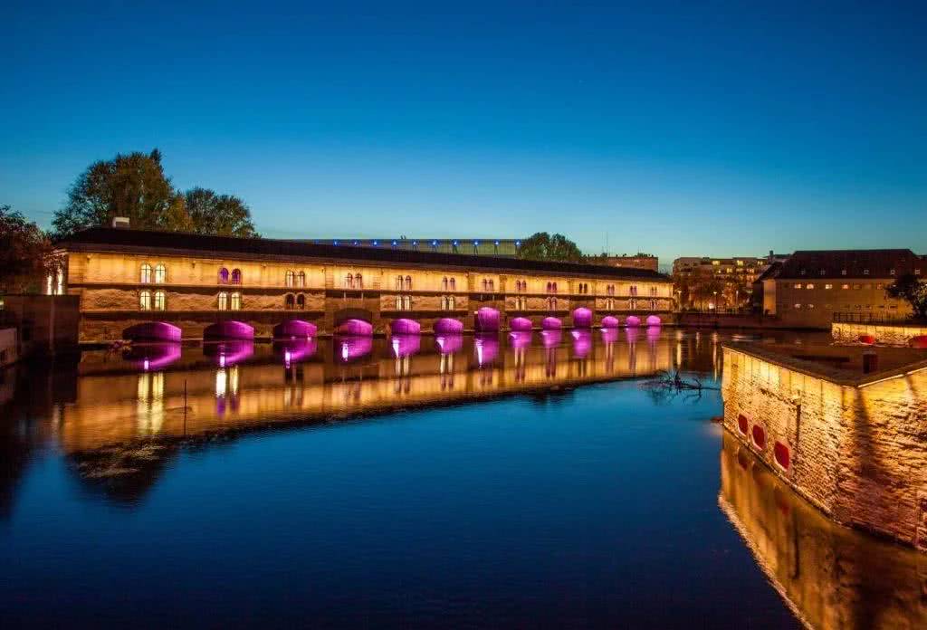 Вид на дамбу Вобана с подсветкой