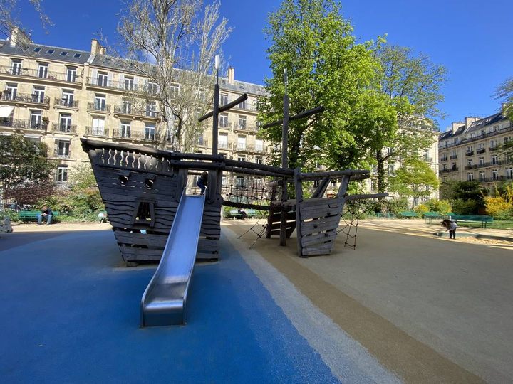 Горка в Square des Missions Étrangères