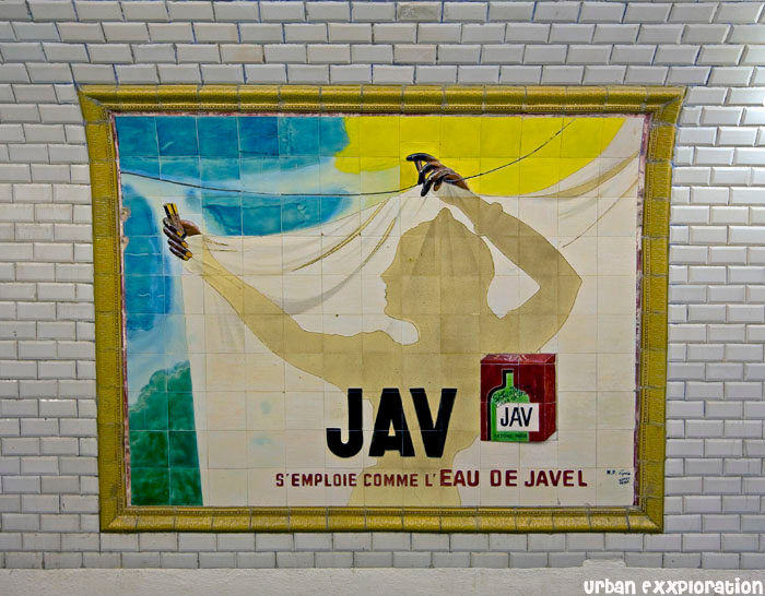 Реклама в заброшенном метро Saint-Martin