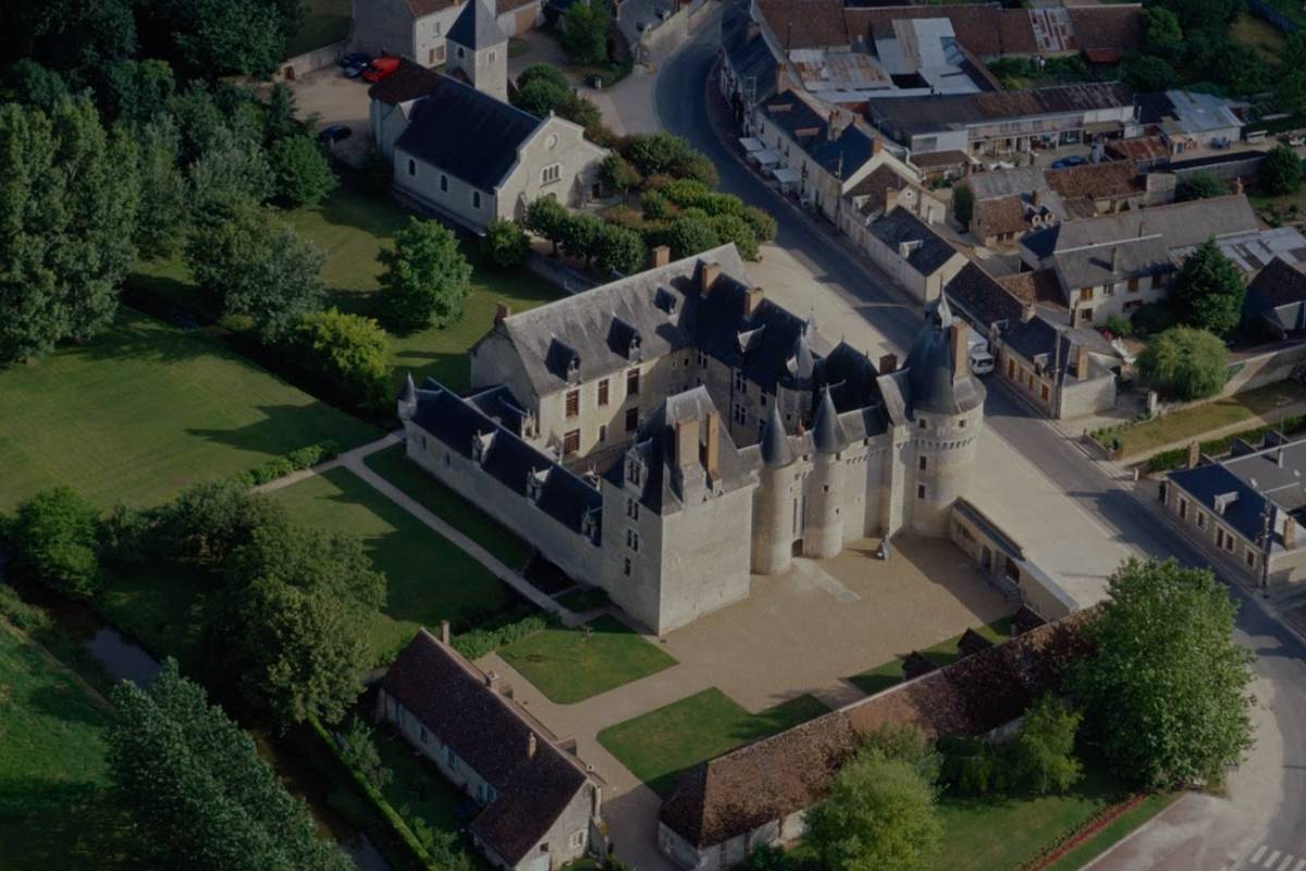 Château de Fougères-sur-Bièvre с высоты