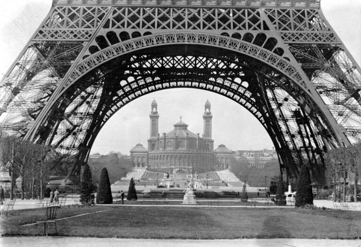 Вид на Palais du Trocadéro от подножья Эйфелевой башни