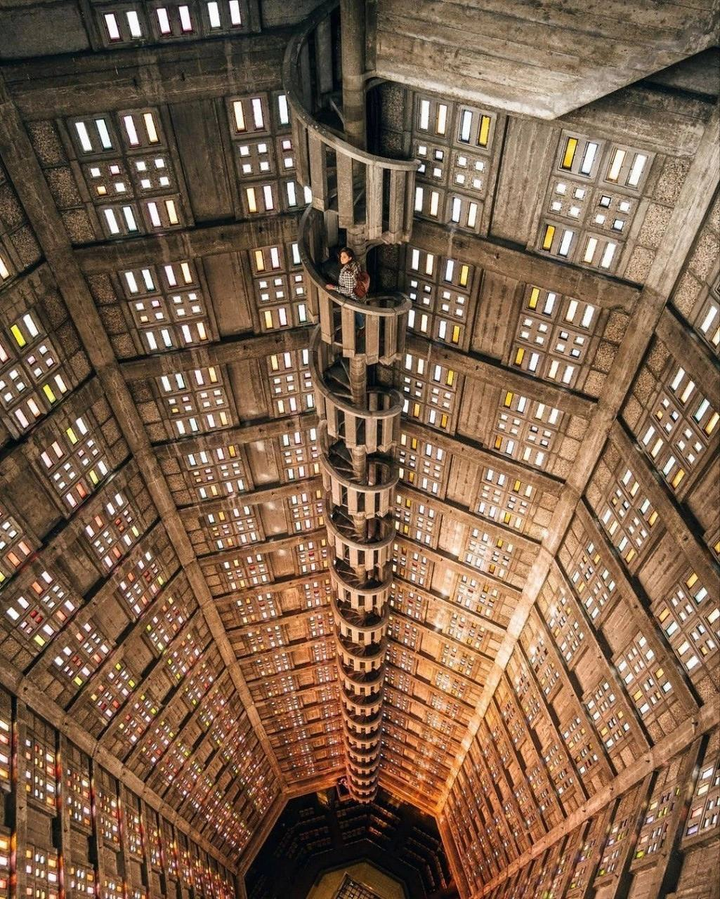 Лестница в L’eglise Saint-Joseph